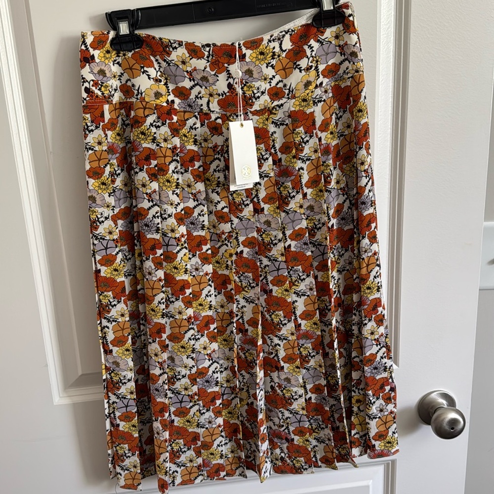 Tory Burch Silk Floral Printed Pleated Skirt.  Size 2. NWT